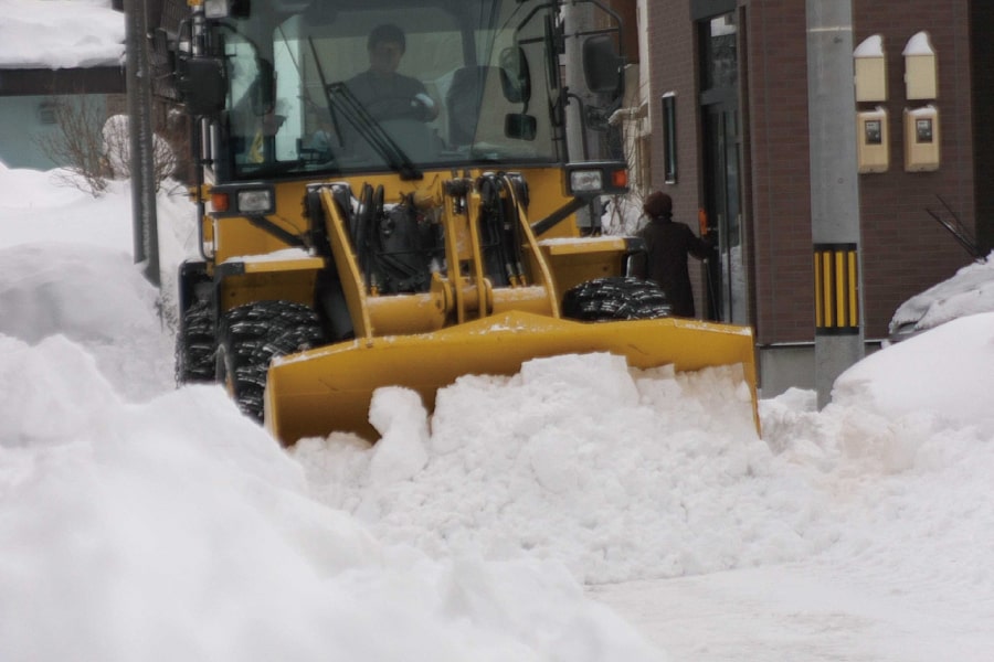 タイヤショベルで道路の除雪作業している様子