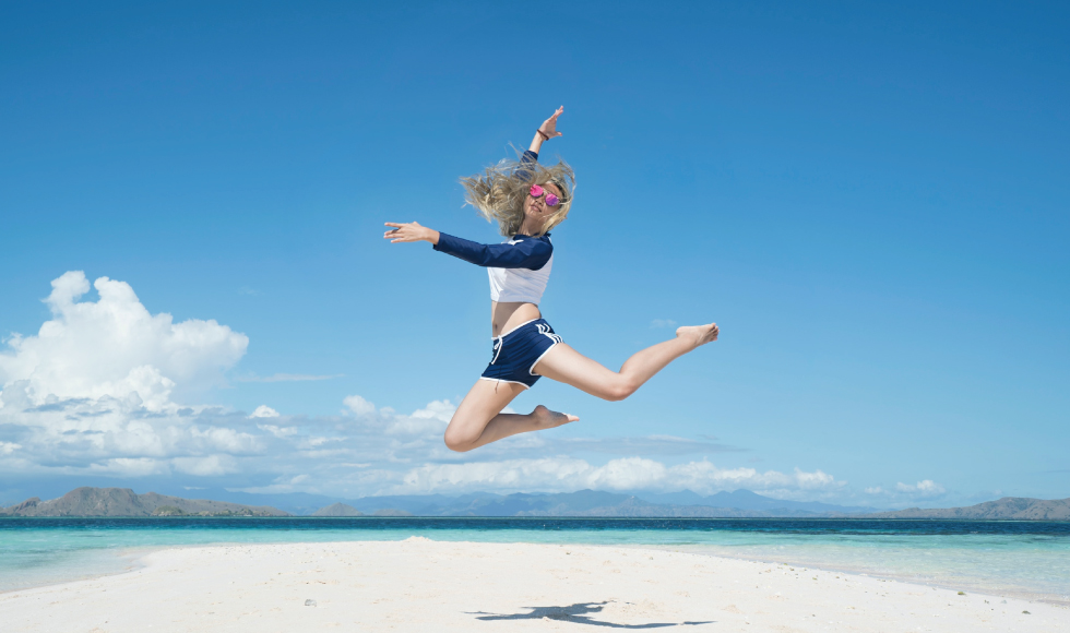 砂浜でジャンプしている女性