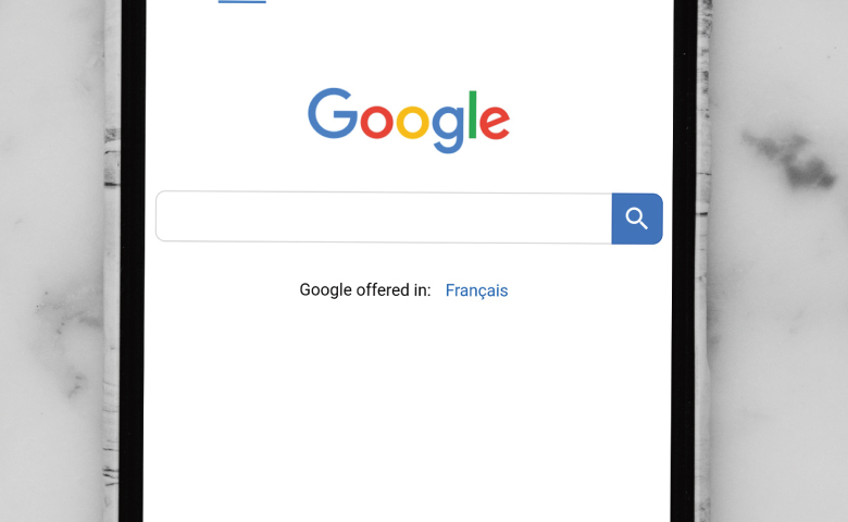 スマートフォンに表示されるGoogle検索画面