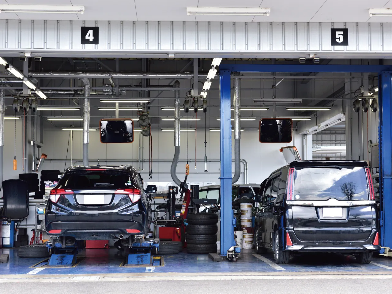 車整備工場の作業場の風景(サンプル写真)